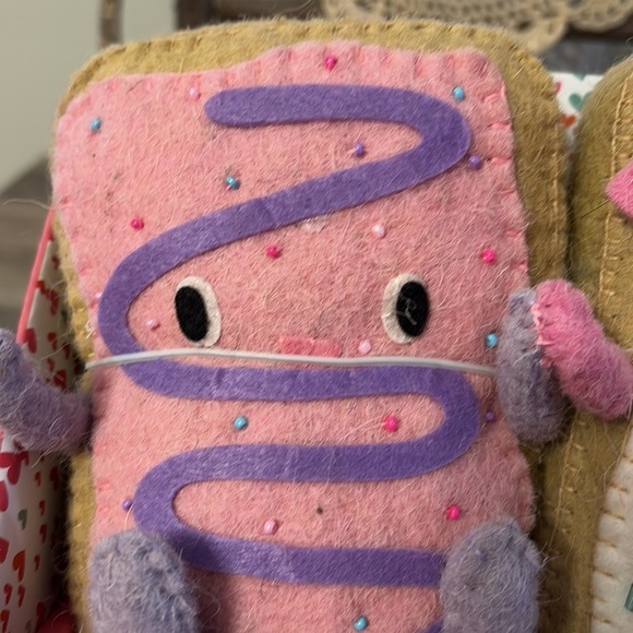 NWT LOVE & CUPCAKES VALENTINE BEADED POPTARTS FELTED PLUSH - Picture 6 of 8